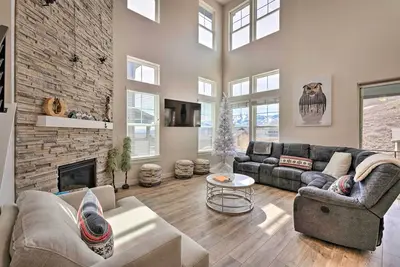 Image de Inviting Hideout Townhome w\/ Balcony & Lake Views!