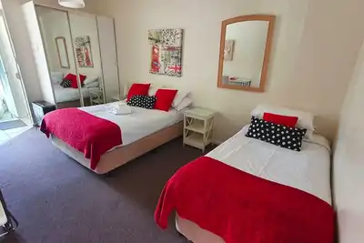 Image de Entire 1 bedroom fully furnished unit in the center of Canberra. Free parking