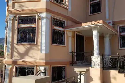 Image de Nice neighborhood is 20 minutes from the airport