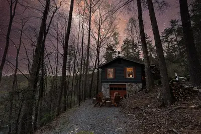 Image de Mystical River Cabin | Themed Rooms & Hot Tub