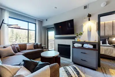 Image de Pet-Friendly Modern Condo in Luxury Hotel! Across The Village, Ev Charging