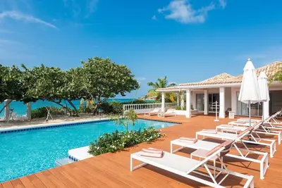 Image de Villa Riviera Summary
