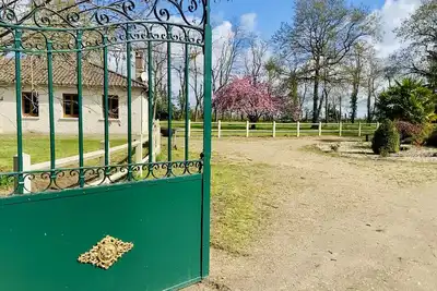 Image de Grand gîte dans un parc arboré