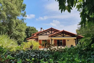 Image de Très belle villa avec piscine, fronton et mini-tennis dans quartier résidentiel