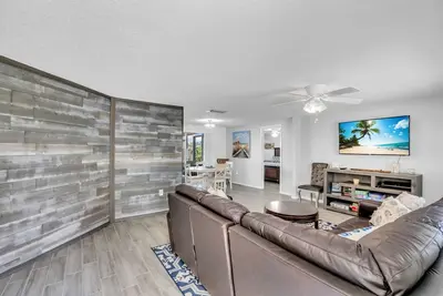 Image de Perfect location. Updated & loaded with all you need!