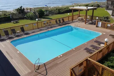Image de Spacious condo with large deck to view the beautiful ocean just a few feet away.