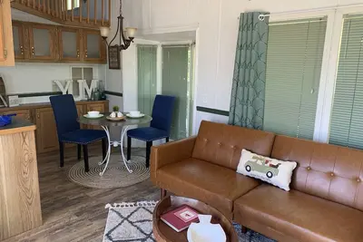 Image de Awesome tiny house with lake view. Great getaway for couples.