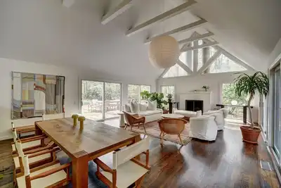 Image de Minimalist contemporary, walking distance to trails and the bay