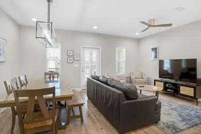 Image de 🌊Fab Reno~Lsv (Golf Cart)~3 Block 2 Beach~Beach Cart~Resort Style Pool~3br Sweet