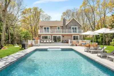 Image de Timeless East Hampton retreat with amazing outdoor space, heated pool, wide. . .