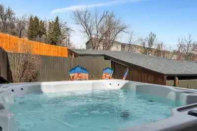 Image de Hot tub, Comfy, Modern, and Close to Everything Downtown 3br