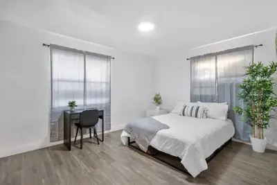 Image de Spacious Retreat minutes to the beach