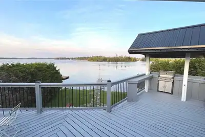 Image de Beautiful Lake Front Cottage With A View