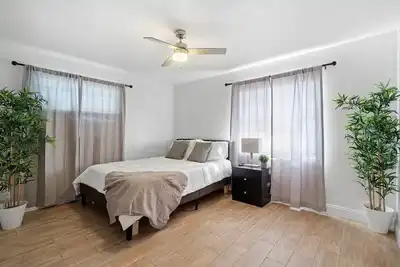Image de Spacious 2 B/R Apt Close to Beach Location!
