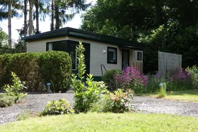 Image de Nice chalet for rent against forest and directly on border Friesland/Groningen/Dr.
