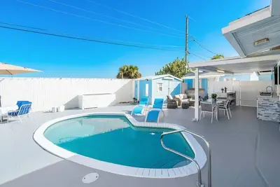 Image de Heated Pool! Modern Home 10 mins to beach
