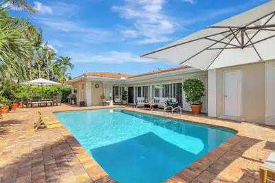Image de New! ! Boca Island Beach House