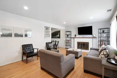 Image de 𖤓SunHouse Sale 1410sqft Bbq 3xTVs Backyard𖤓