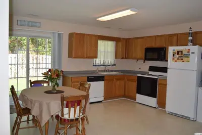 Image de 10 minutes from the beach. family sized house with community pool