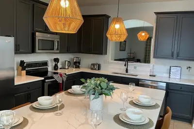 Image de Gorgeous 6 bedroom Villa; South facing with lake views in prime location