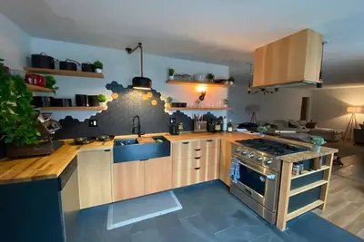 Image de Close proximity to everything in Juneau! Newly remodeled house w 4Runner &Truck