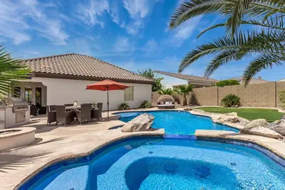 Image de Lay back & Relax! Lush 4bd near Wigwam Resort in Litchfield Park. Heated Pool, Spa, Firepit & More!