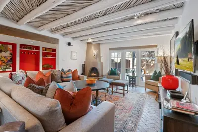 Image de Ski Discounts! Luxe Canyon Rd, near Art Galleries