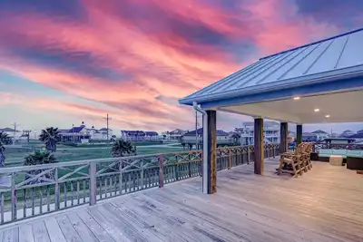 Image de Ocean Views🏖Steps to Beach & Pool 🏖Huge Deck &Wifi