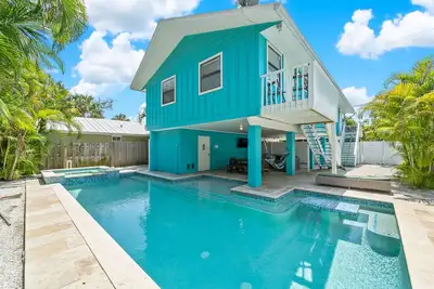 Image de Friendly home with private pool & spa, WiFi, central Ac, and Ping-Pong table