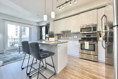 Image de Strathcona/Whyte movie-themed condo-w/underground parking. Pet Friendly