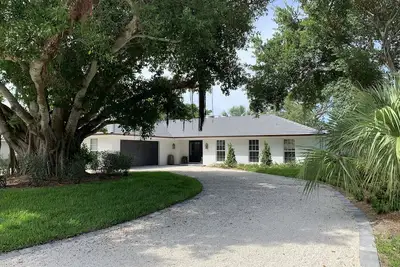 Image de Coastal Luxury home just steps from the beach. Live an island life. \n