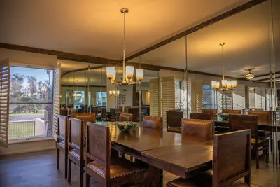 Image de Great open one-story home for family entertaining. Relaxing back concrete porch.