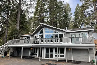 Image de Lake retreat for multiple families w/ game room!