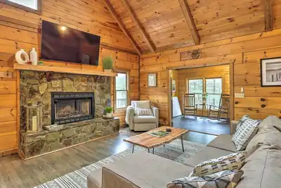 Image de Blue Ridge Cabin w\/ Hot Tub, Fire Pit, & Game Room