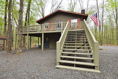 Image de Magical 5br Cabin, Steps to Lake & Pet-Friendly - 2 Kitchens and Living Rooms!