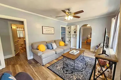 Image de Serene Refurbished Gem ~ Close to Coast & Downtown