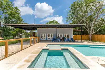 Image de Hill Country Retreat I Private Pool & Hot Tub I Mins to Wineries & Town Square