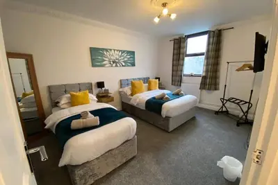 Image de 7 Person Home Flat w/Parking - Near Swansea Centre