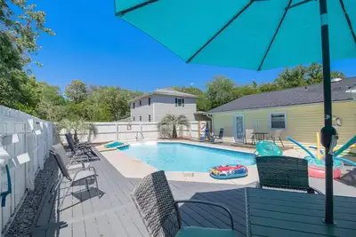Image de Spacious Dog Friendly Home w/ Full Sized Pool - Game Room In Garage- 3br, 2bth,