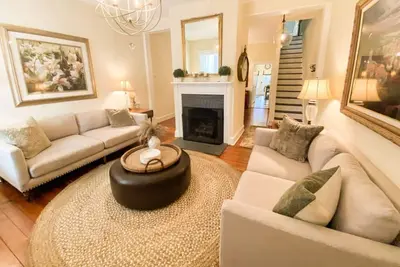 Image de Stay in Heart of Downtown Annapolis Steps to Main St at Historic Carriage House