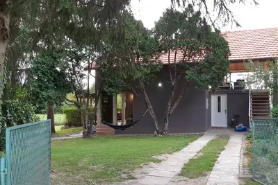 Maison de retraite verte au bord de la rivière pour des vacances parfaites