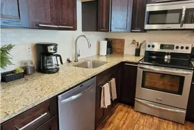 Image de 131 Cedar 2 · Chic 2br Urban Retreat | Downtown Kalamazoo