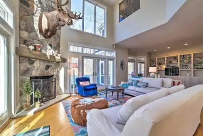 Image de Harbor Springs Group Getaway w/ Spacious Deck