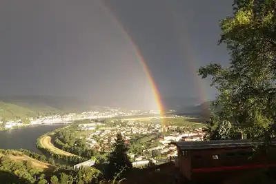 Image de Maisonnette et roulotte perchées perchée en Ardèche vue imprenable