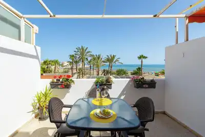 Image de Appartement \"Right on the Beach\" avec vue sur la mer, Wi-Fi, terrasse et jardin