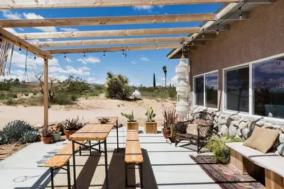 Image de This cottage is a 2 bedroom(s), 1 bathrooms, located in Yucca Valley, Ca.
