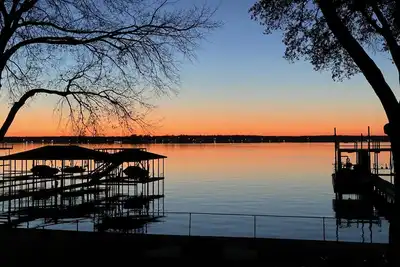 Image de Sunset View, fully fenced yard, dog friendly