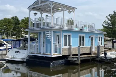 Image de Aqua Vista- Floating Cottage close to beaches, downtown, and pool
