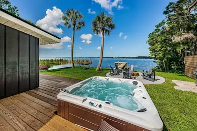 Image de Reel Retreat | Lakefront Home with Hot Tub!