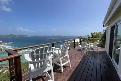 Image de Private, recently renovated villa with 7-island view near Salt Pond!